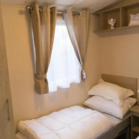 Droomparkchalet Met Overdekt Tuinspeelhuis! בקתה